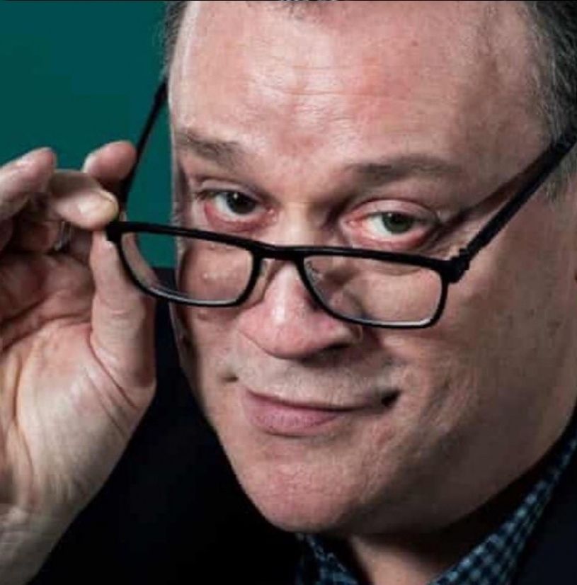 Image de RTD qui nous nargue en nous regardant et en baissant un peu ses lunettes