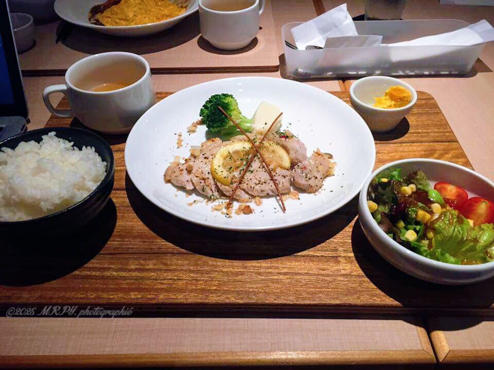Lunch with the hubby, he had beef-stew-omelette rice zen, while i got the herb chicken meal..