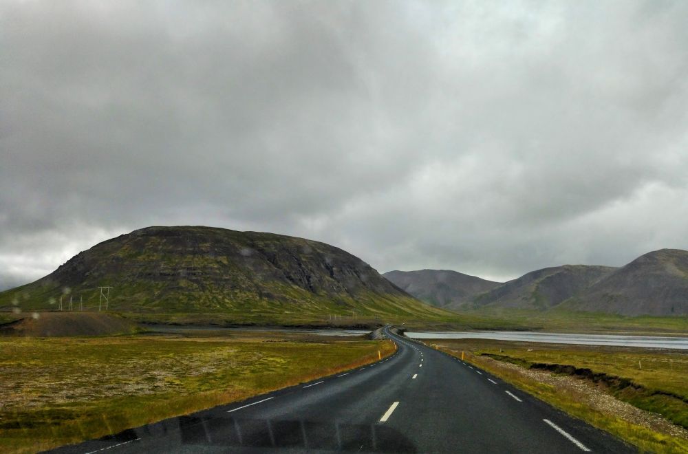 Una strada islandese si perde tra le montagne.