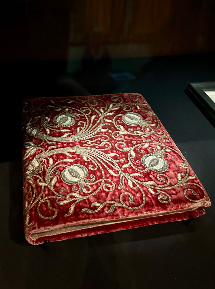 Boekomslag van rood fluweel en borduursel