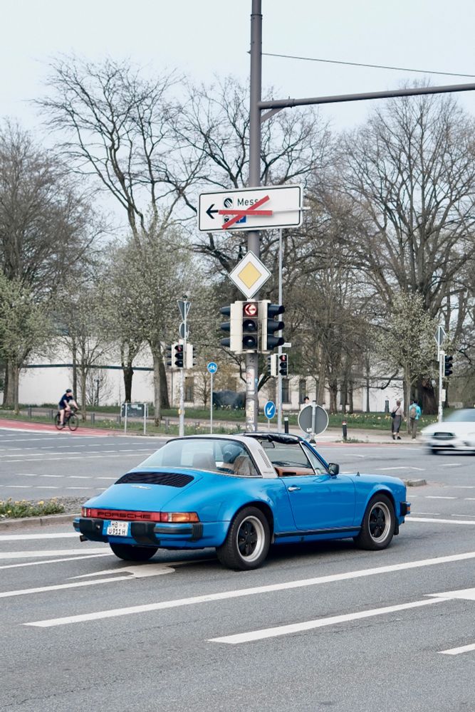 ein Porsche an der Ampel
