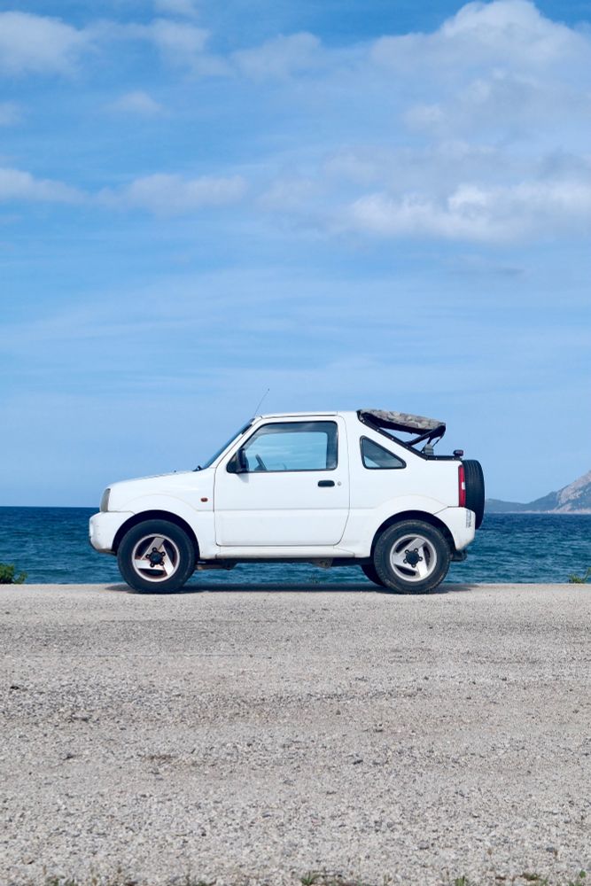 ein kleiner Jeep am Meer