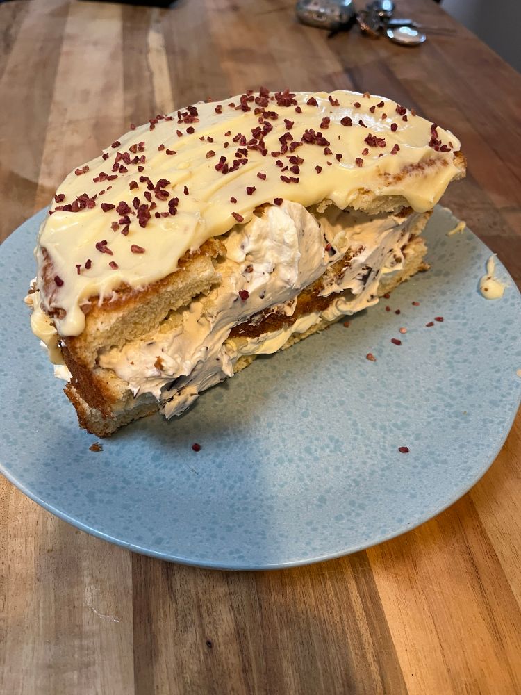 Sponge cake with whipped cream layers