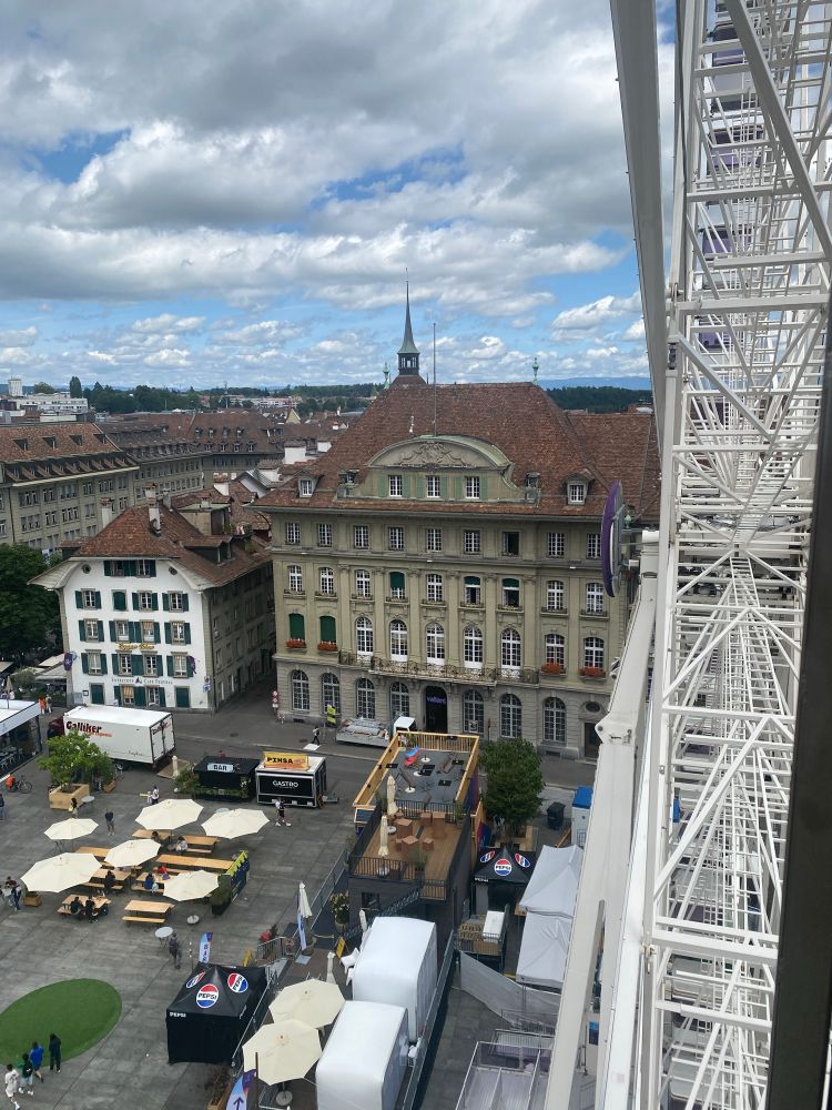 Blick vom Riesenrad auf den Hauptsitz der Valiant Bank am Bundesplatz in Bern. 