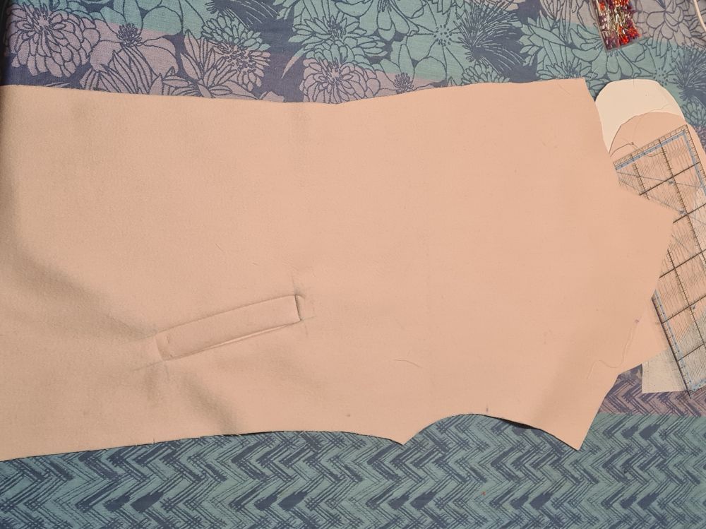 Un devant de manteau avec une poche passepoilée