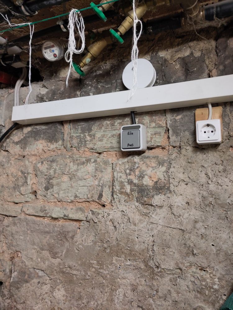 Stromschalter im Keller. Unverputze Wände.