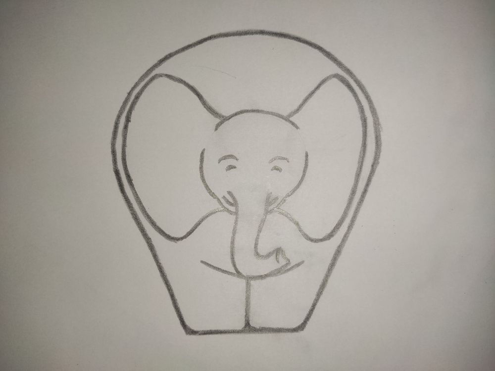 Elefante visto de frente com contornos grossos e pesados, sem preenchimento de cor, sem sombra. O desenho foi feito sobre uma forma: uma base plana que sobe reta, abrindo inclinada, até formar um semicírculo acima, formando as costas do animal. Ele tem uma expressão gentil, com um sorriso de olhos fechados.