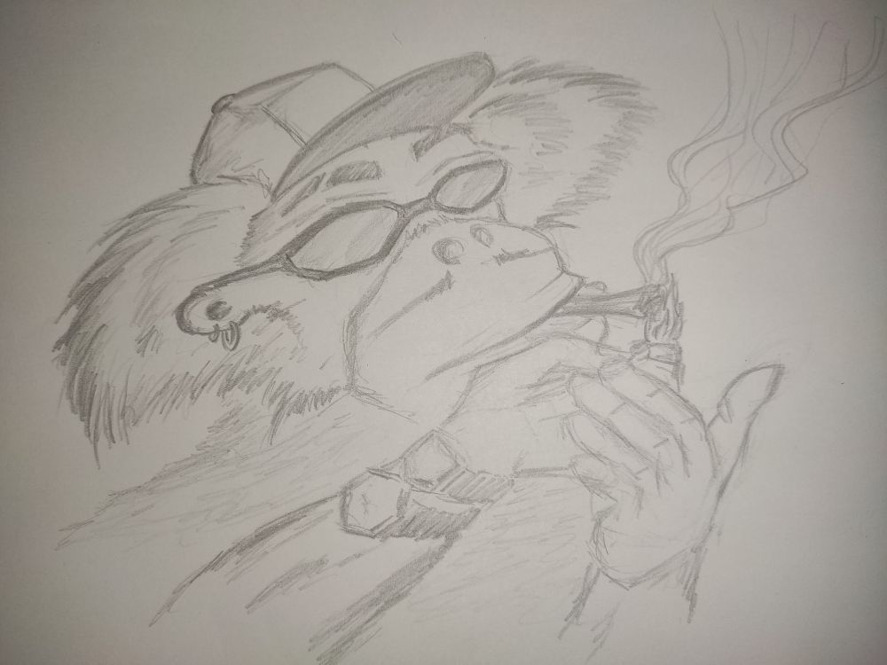 Desenho de um macaco com tufos de pelo nas laterais da cabeça. Ele usa um boné que cobre parcialmente a cabeça, tem óculos no estilo juliette, tem duas argolas numa orelha e usa dois relógios no mesmo pulso. Ele acende um cigarro usando um isqueiro e projeta o beiço para frente.