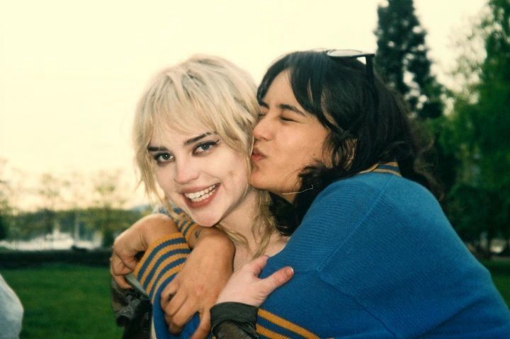 behind the scene photos of sophie thatcher and courtney eaton as nat and lottie in yellowjackets 