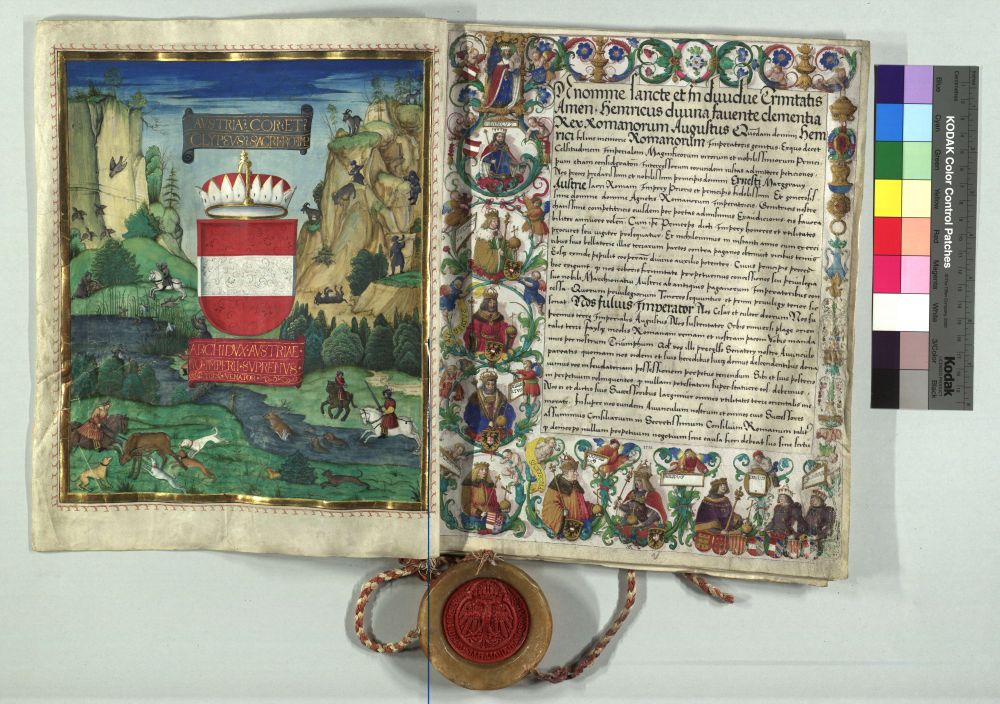 Urkundenlibell aus Pergament mit links Darstellung einer Jagdszene im Hintergrund, im Vordergrund der Bindenschild und der Erzherzogshut. Auf der rechten Seite Beginn des Textes, umrahmt von einem Stammbaum mit der Darstellung von Babenbergern und Habsburgern.