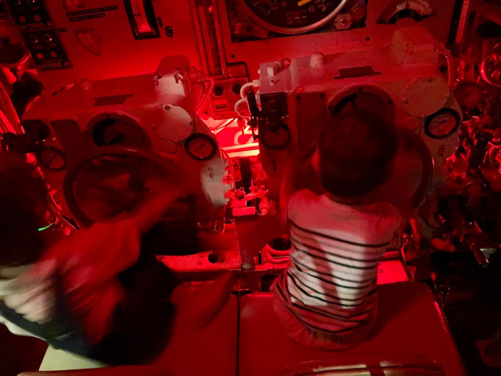 Les cosmozouaves manœuvrant les barres de l’Espadon