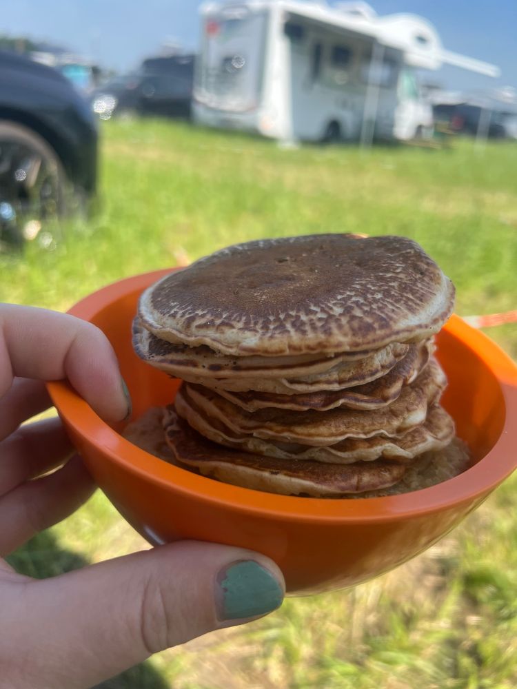 ein stapel veganer pancakes in einer orangen schüssel