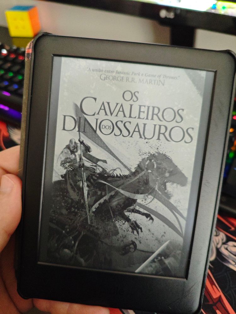 Kindle com a capa do livro os Cavaleiros dos dinossauros 
