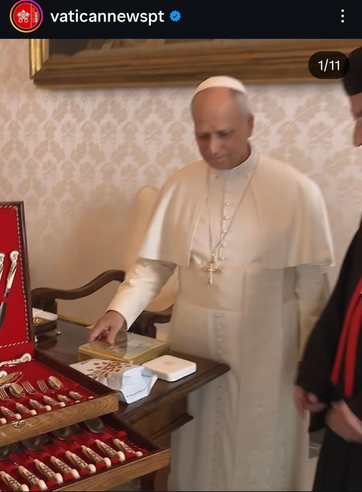 Foto do papa Leão ao lado de um faqueiro de presente
