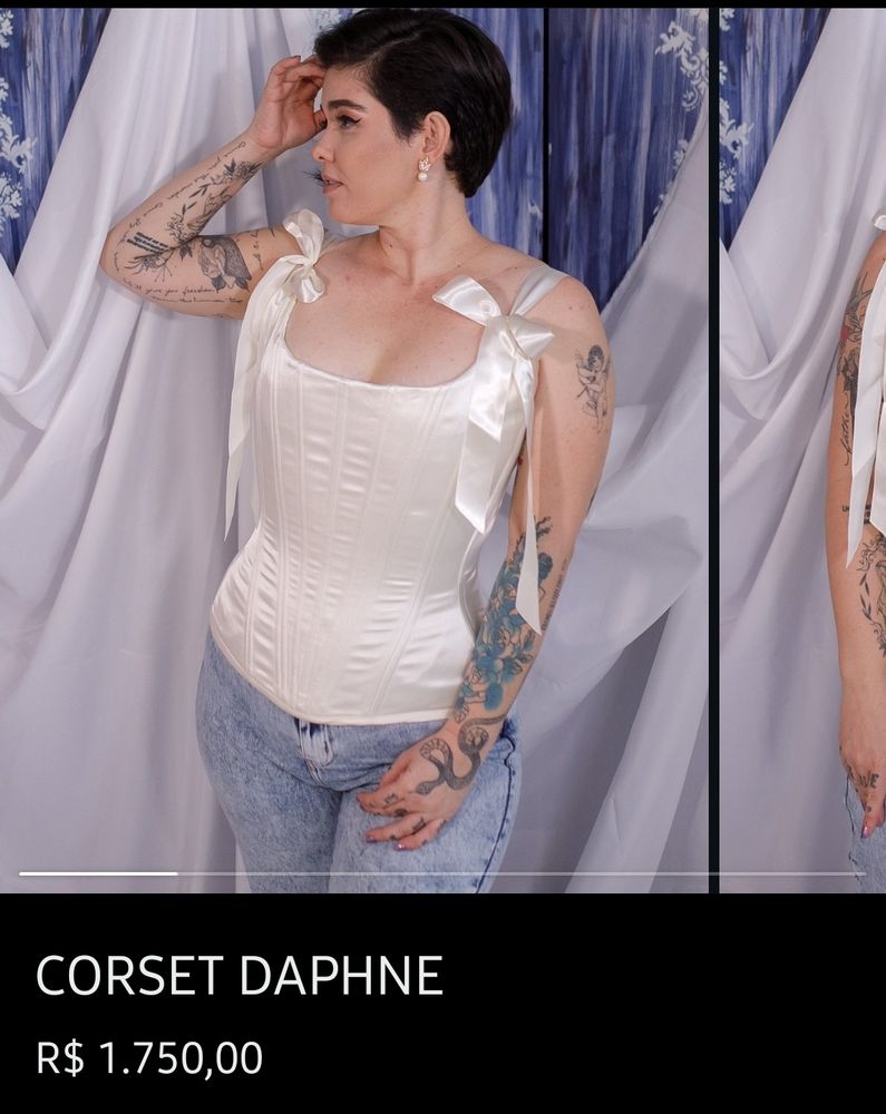 Mulher branca com cabelo preto curto utilizado um Corset branco