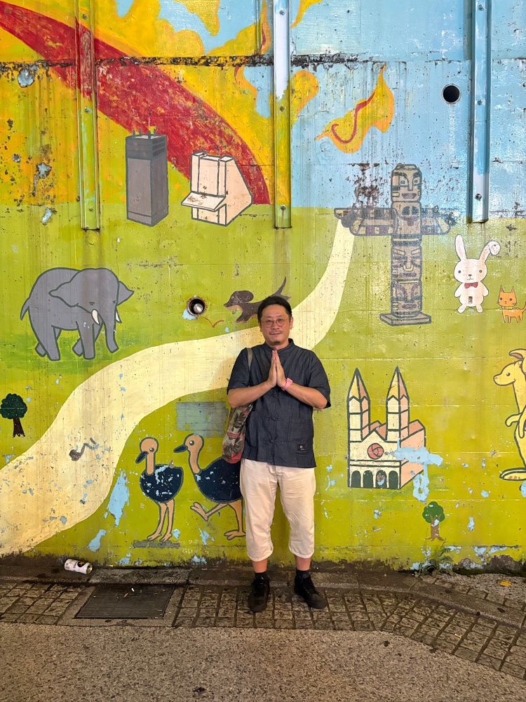 東海林毅監督
手を合わせてお礼をしている