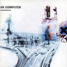La pochette de l'album ok computer de radiohead, un mélange d'image flou d'une route et d'icones de signalisation 