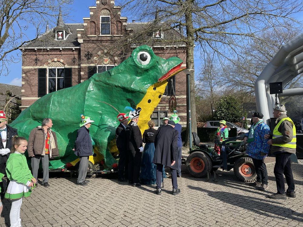 Kwibus Kwak, de mascotte van het Bunnikse carnaval, wordt klaargezet voor de start van de optocht.