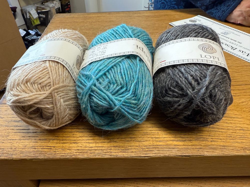 Garn: rjómuhvítur, ljósgrænblár, og dokkgrár