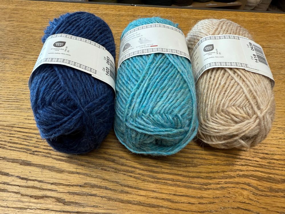 Garn: blár (léttari en hinn), ljósgrænblár, og rjómuhvítur