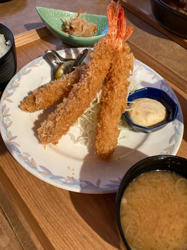 レストランHAMA 海老フライ(和風タルタルソース添え) 新鮮な海老を３本使いボリュームたっぷり
セット（ごはん、小鉢、味噌汁つき） ￥1,550