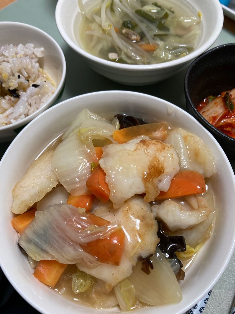 夕食 パンガシウスの八宝菜風、キムチ、中華風具沢山スープ、雑穀ごはん
