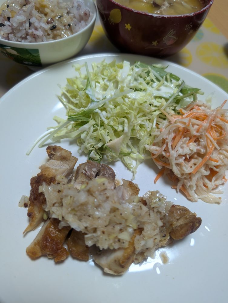 チキンソテーの塩ネギソース、大根と人参のツナサラダ、豚汁、ちょい卵かけ雑穀ごはん