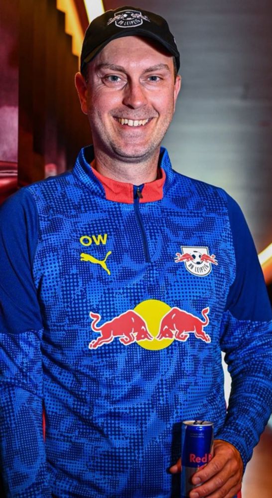 ole werner als neuer trainer bei rbl (hund) in red bull pulli 