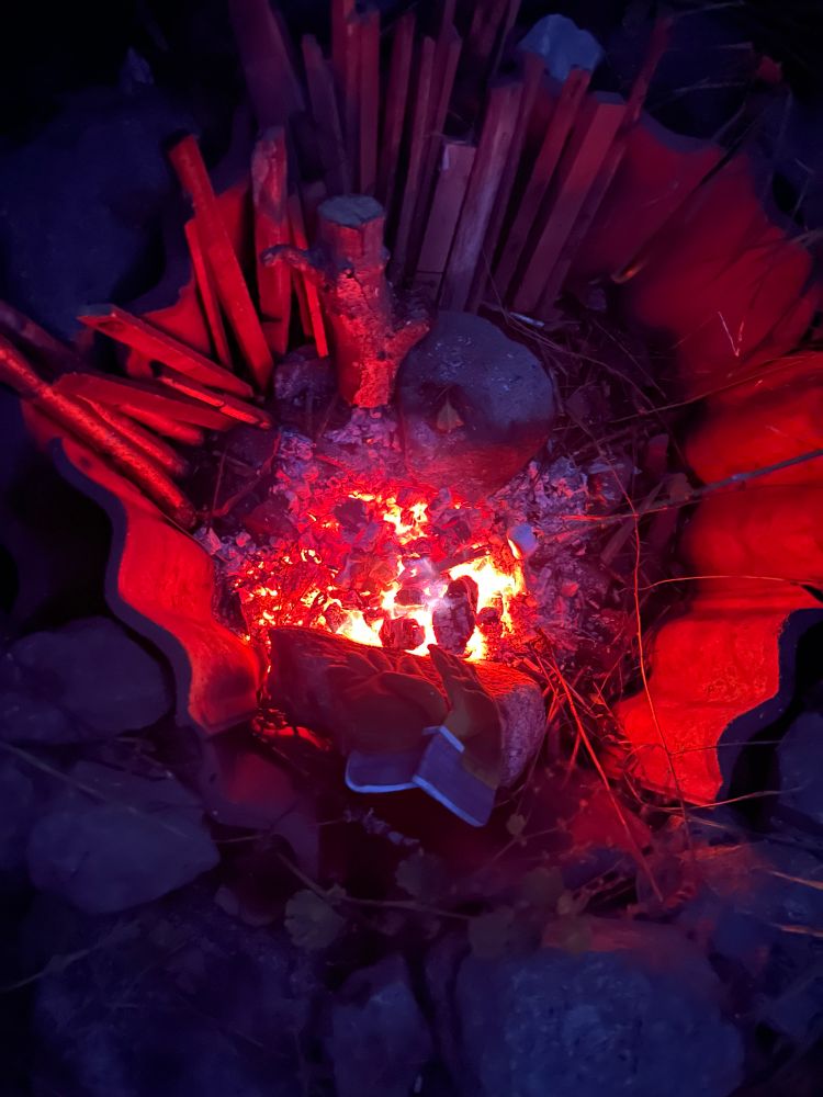 Glöd, i en grop, efter en sjujävvla eld och här grillade vi marshmallows 