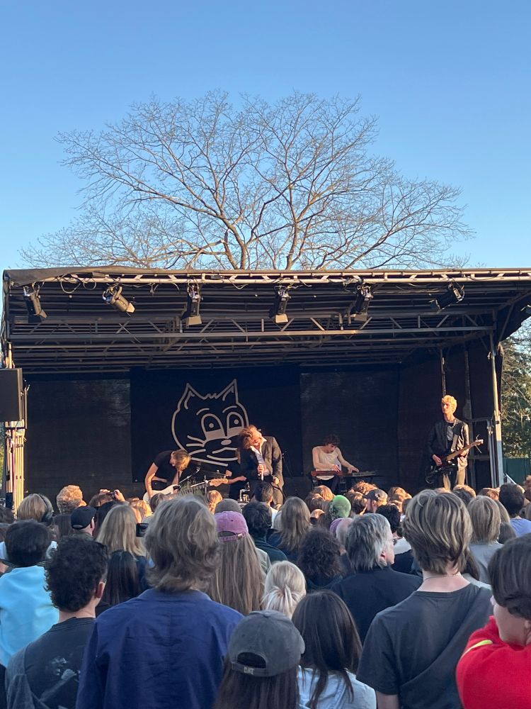 Ett lovande svenskt indierockband på scenen i tantoparken
Solen är på väg bort
Folk är glada!