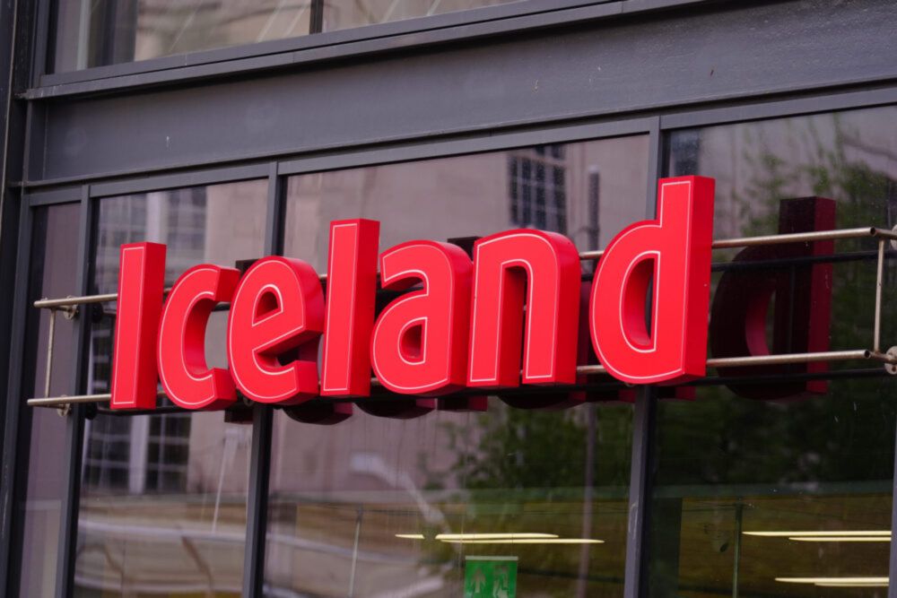Welsh supermarket chain Iceland is to offer customers a £1 reward if they spot shoplifters in the act. The retailer’s boss, Richard Walker, said any shoppers who point out offenders to members of staf...
