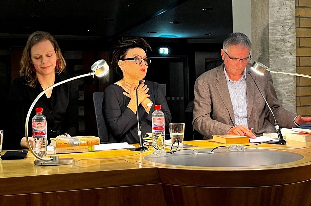 v. l. : Karolina Golimowska, Dolmetscherin / Olga Tokarczuk / Lothar Quinkenstein, Moderator. Foto: Katarzyna Sitko.