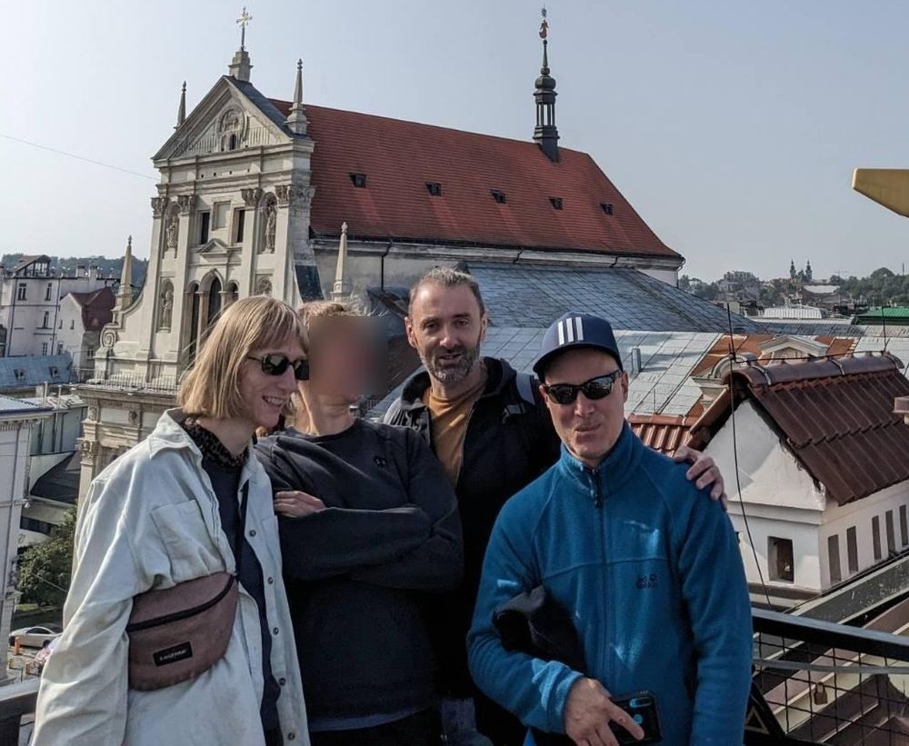 Ihor und unser Team von #UkraineSolidarityBus vor Peter&Paul in Lviv