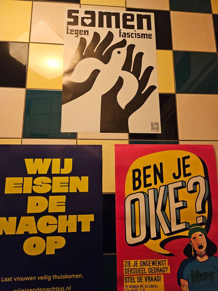 Posters op de wc tegen fascisme, van dolle mina's en tegen ongewenst seksueel gedrag 