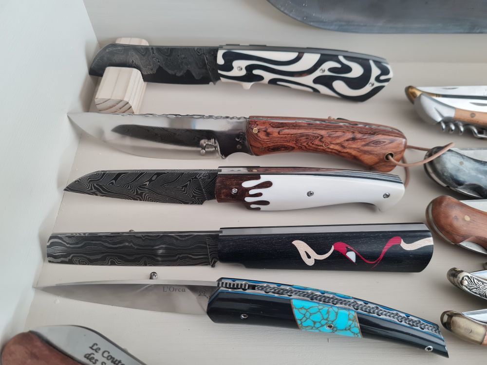 Couteaux ouverts en exposition 