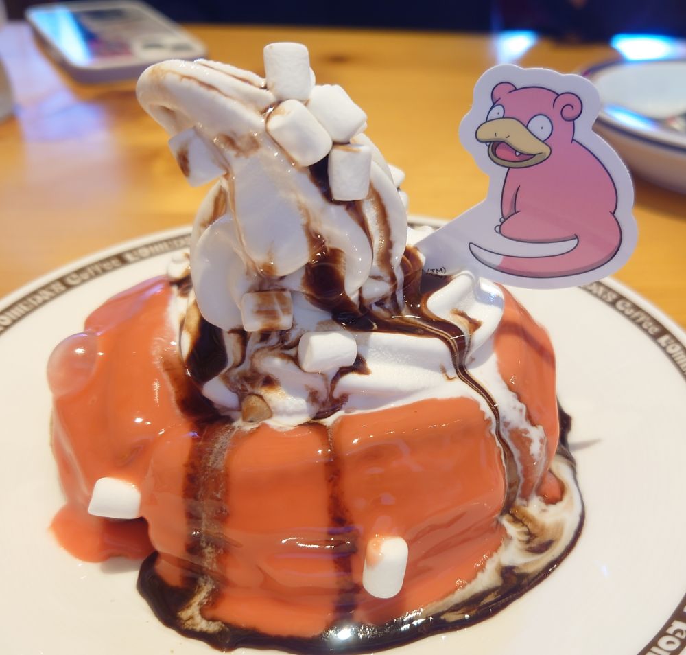 コメダ珈琲、ヤドンのいちごチョコシロノワール(ミニサイズ)
いちご味の光沢ピンクのソースがめちゃくちゃ甘かった
トッピングの小さいマシュマロがふわふわだった
ヤドンのピックが可愛くてとても良い