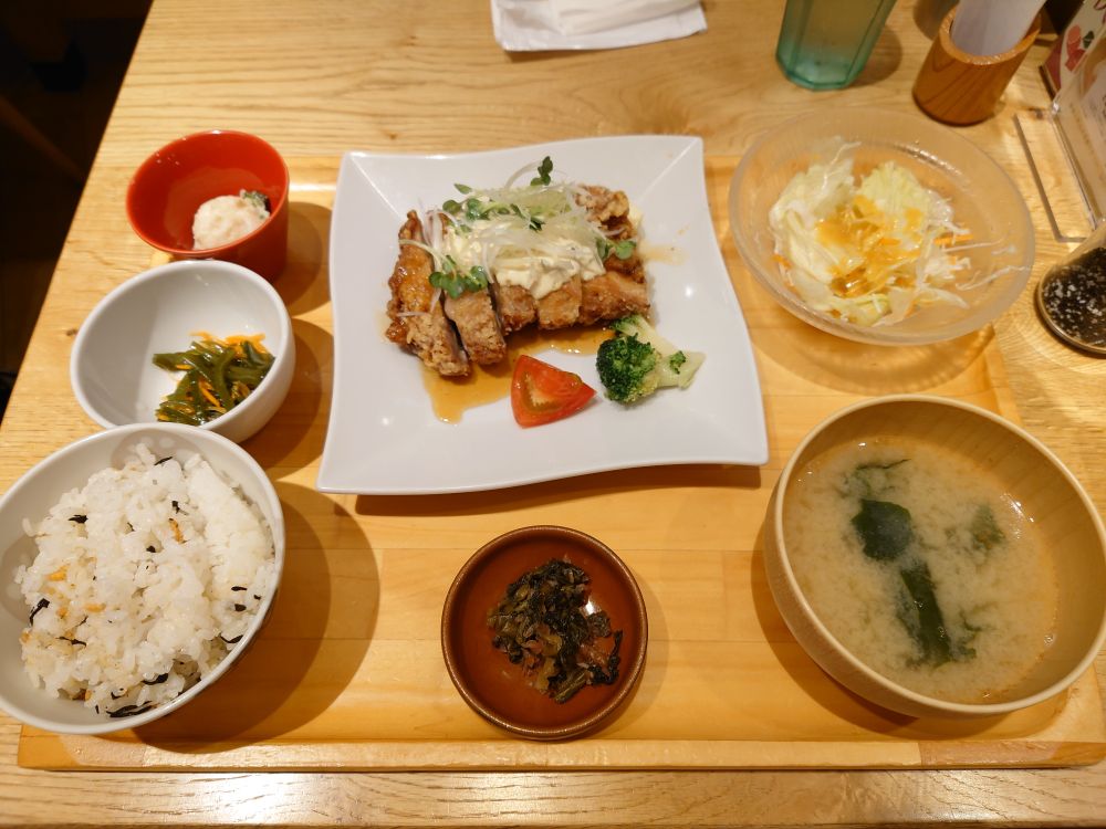 おぼんdeごはん 鶏の南蛮揚げ味噌タルタル
五穀ひじきご飯、鶏の南蛮揚げ、味噌汁、キャベツのサラダ、ポテトサラダ、小鉢、漬物 の定食
鶏の南蛮揚げにはタルタルソースがかけられており、三葉がのせられている