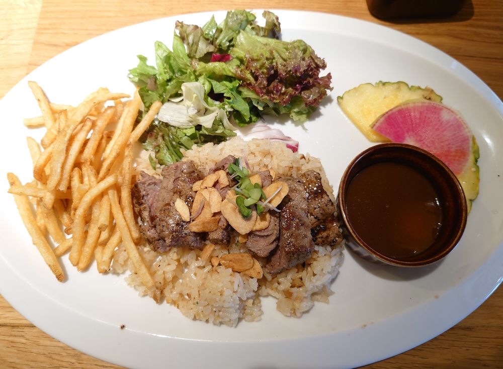 ステーキ＆ガーリックピラフ デミグラスバターソース
ガーリックピラフの上にステーキが乗ったプレート
細くてカリカリなフライドポテトとミニサラダが添えられている