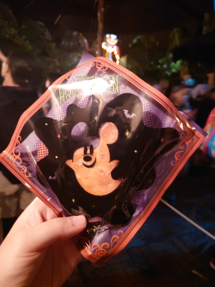 東京ディズニーランド ハロウィンスペシャルメニュー パンプキンマフィン(くるみ入り)
ミッキーの形のマフィン。ミッキーおばけの描かれたバーガー袋に入っている