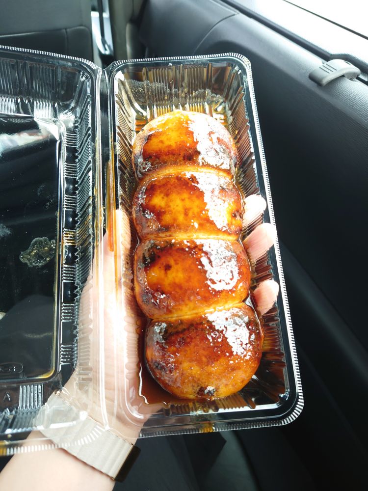 パックに入った焼きまんじゅうの写真
まんじゅうは4つがくっついており、味噌ダレがかかっている