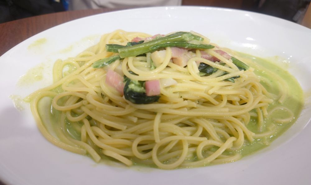 ベーコンほうれん草クリームのパスタ