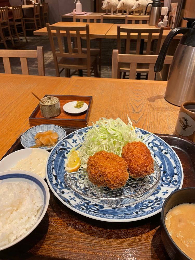 冬メニューの2種盛り1380円。
到着して、ちっさ！！と、思ったのは内緒です。
ヒレカツ（写真手前、半分に切って提供されています）と、帆立のクリームコロッケ。
メインの皿の左には、タルタルソースが小皿一杯。エビフライ、カキフライ用だったのかな？
カツは柚子胡椒で食べるのが私は好きでした。
ご飯の炊き具合が超私の好みだった。
具材多いセットにしていたら、間違いなく3杯目いったと思う。