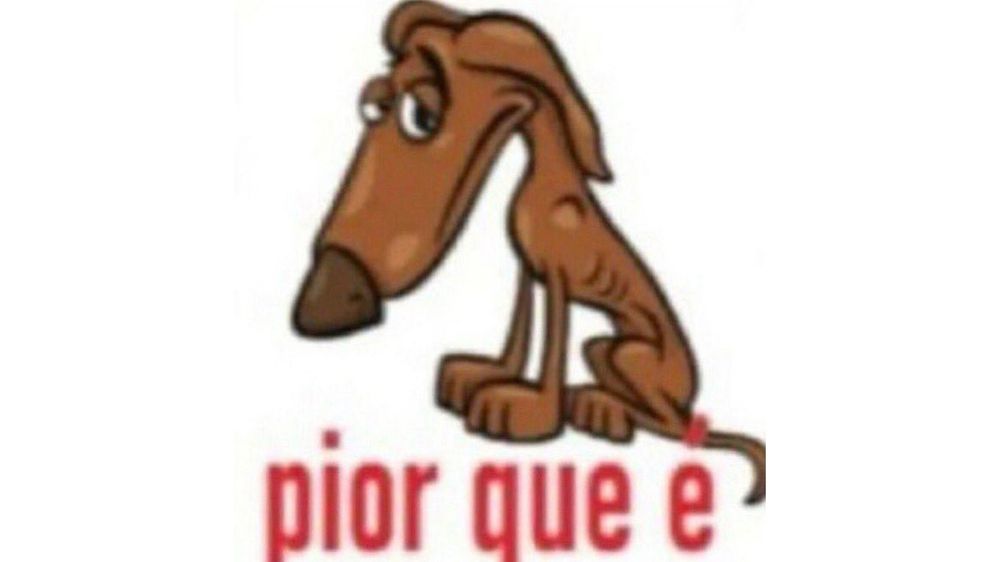 Desenho de um cachorro marrom narigudo tristonho com uma escrita em vermelho em baixo dele dizendo "pior que é"