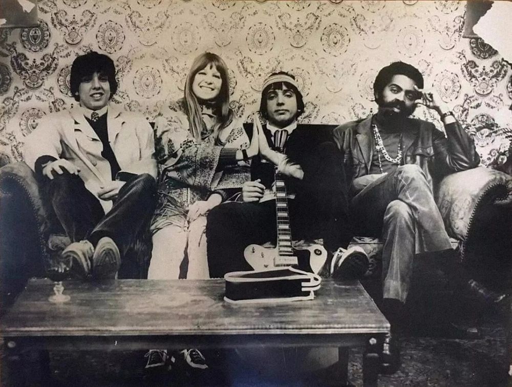 A imagem reúne a formação clássica da banda Os Mutantes (Arnaldo Baptista, Rita Lee e Sérgio Dias) com o músico Gilberto Gil (direita), no final dos anos 60. 