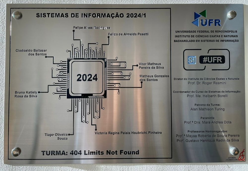 Foto minha durante a instalação da minha placa de formatura do curso de graduação em sistemas de informação.