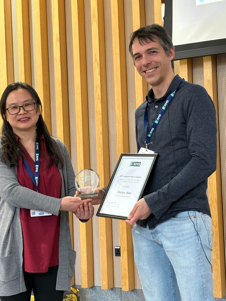 Yanping Gup presnts Florian Mair with the Cytometry Medal