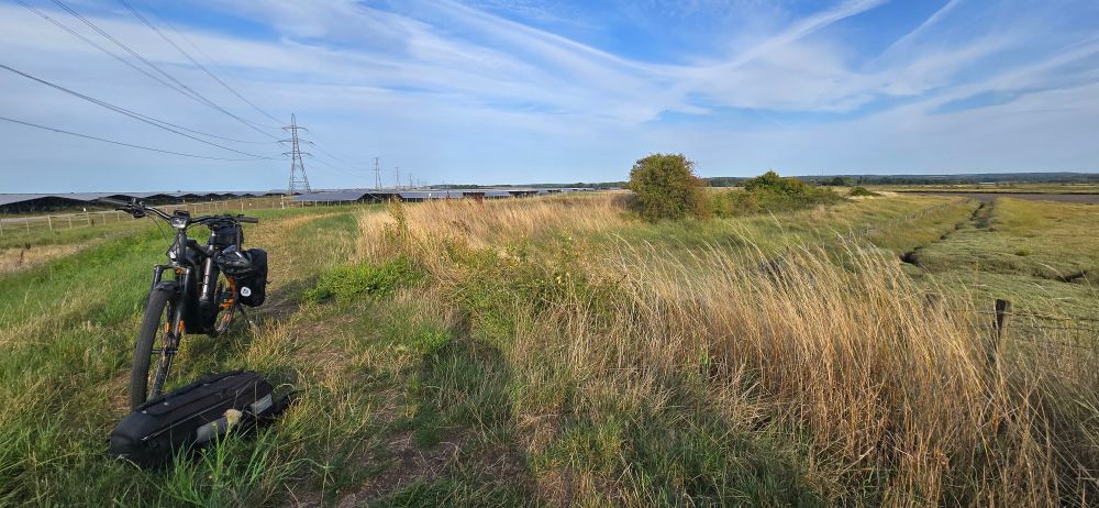 Cycling this far out along #FavershamCreek helps cover more area when restricted to birding after work and having less time available. Once I reach a stile however I'm snookered as there's little hope of me lifting this bike many times. Feels like it weighs a tonne even if i take the battery off first!