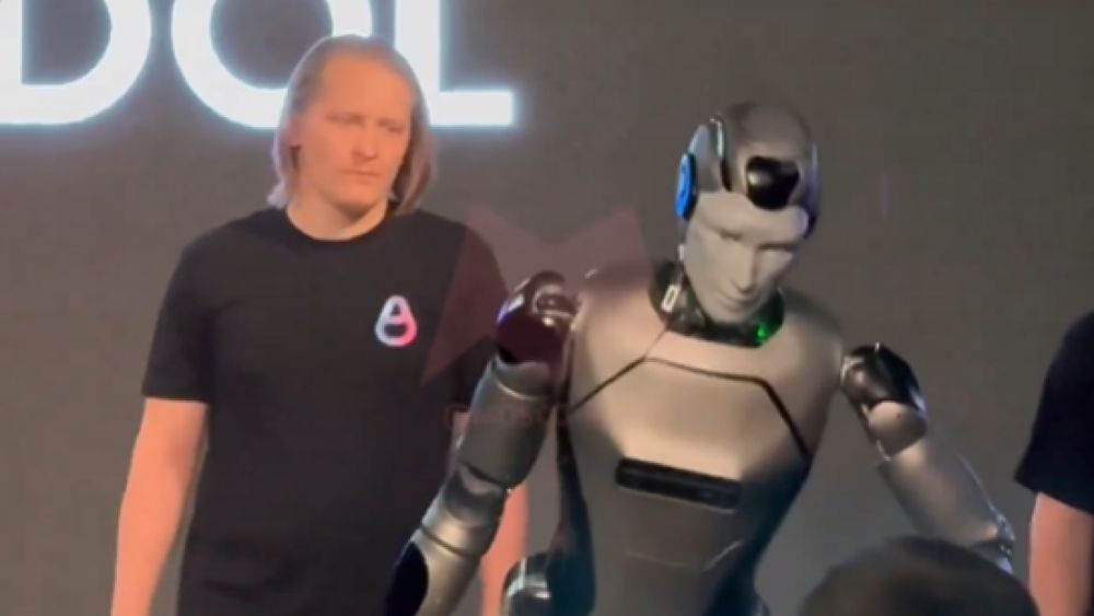 La caiguda ridícula d'un robot humanoide rus a la seva presentació: l'organització corre a tapar-lo davant la sorpresa dels assistents