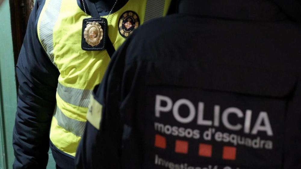 Detingut un home per saltar-se un control policial amb un cotxe robat, circular contra direcció i participar en cinc robatoris amb força