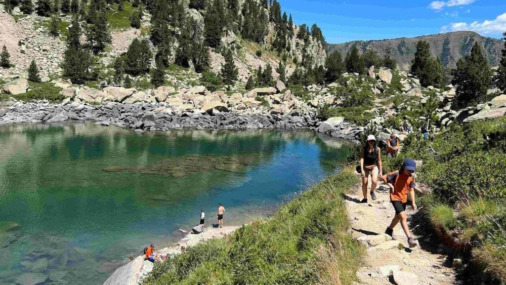 El Parc Nacional d'Aigüestortes, preocupat pels excursionistes que es banyen als estanys: "Es pensen que són piscines, i no és així"